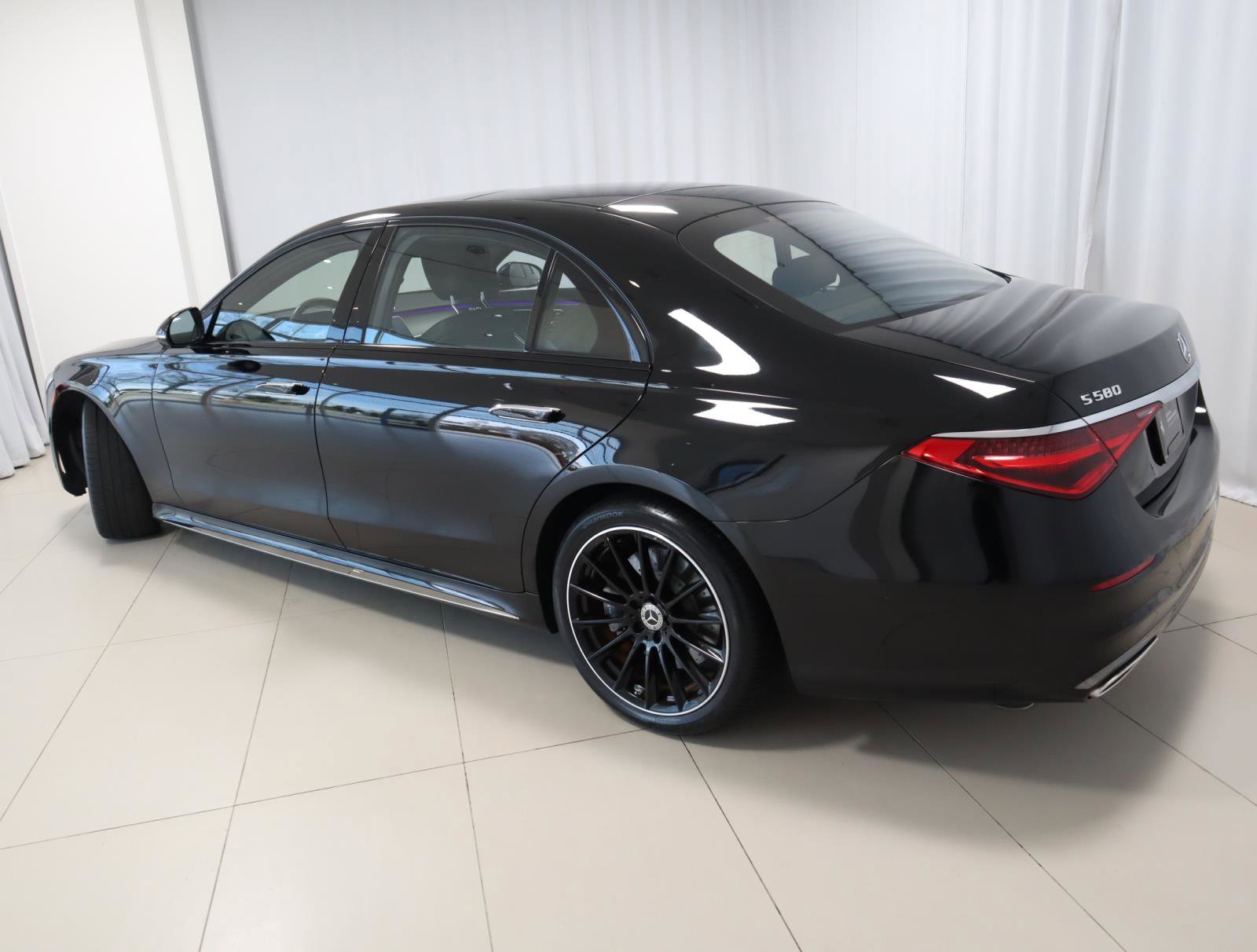 Used 2023 Mercedes-Benz S 580 4MATIC Sedan w/ AMG Line image 3