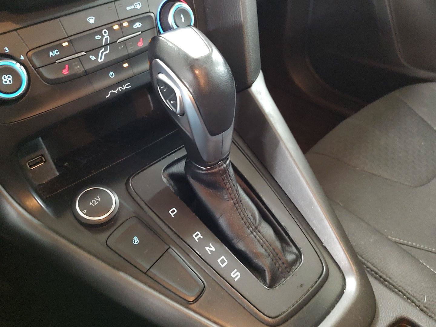 Used 2015 Ford Focus SE w/ Equipment Group 201A FWD image 9