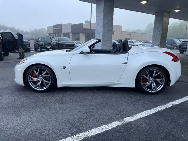 Used 2017 Nissan 370Z Touring Sport RWD image 16