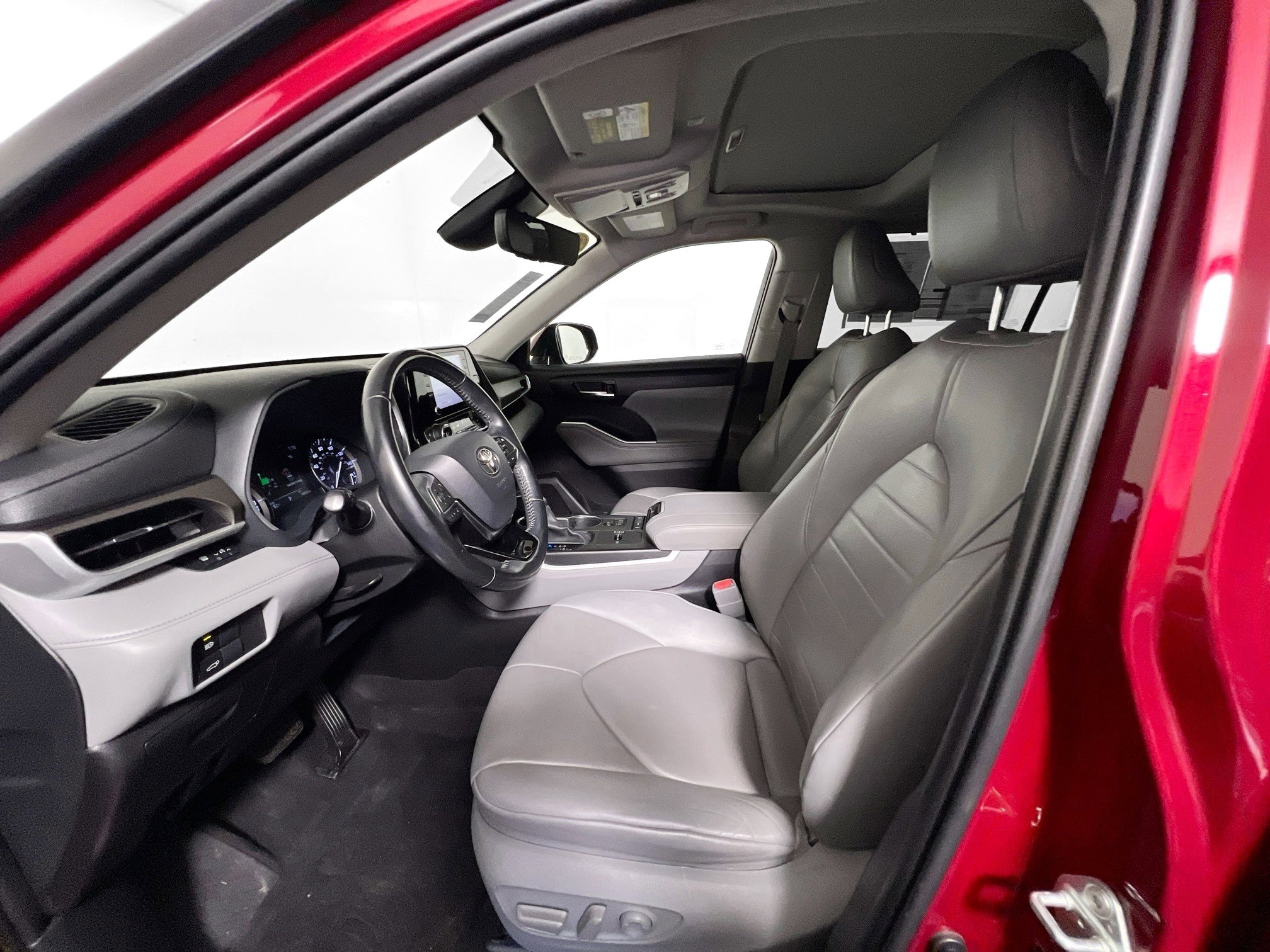 Used 2020 Toyota Highlander XLE image 14