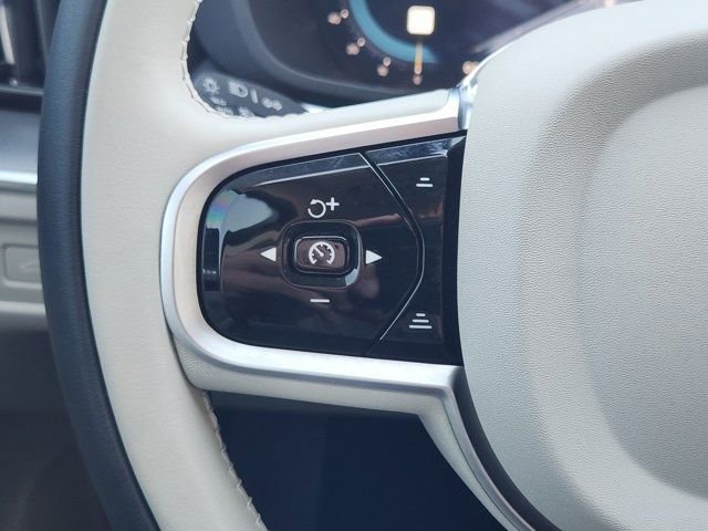 Used 2025 Volvo XC60 B5 Core image 30