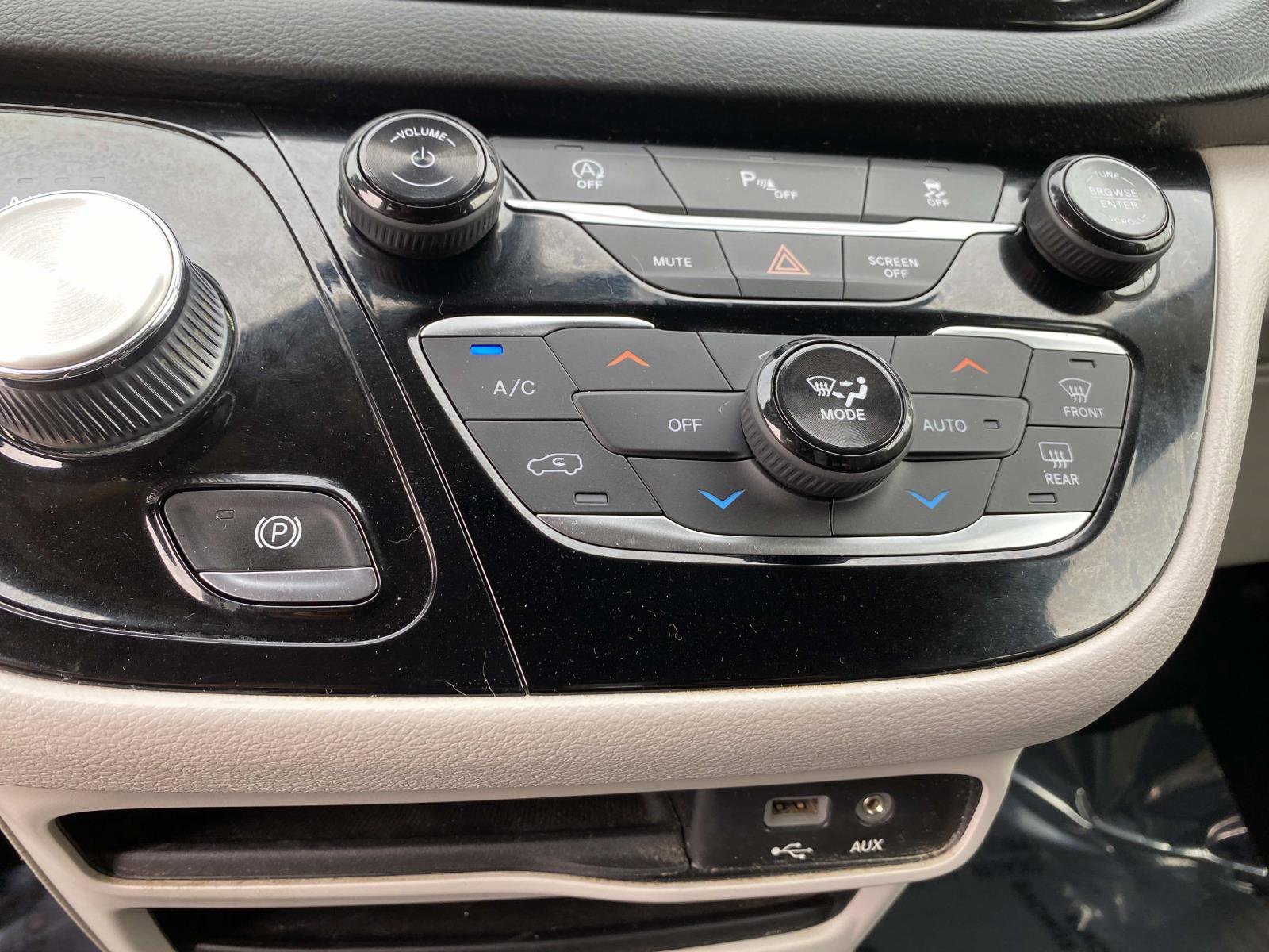 Used 2019 Chrysler Pacifica Touring-L FWD image 12