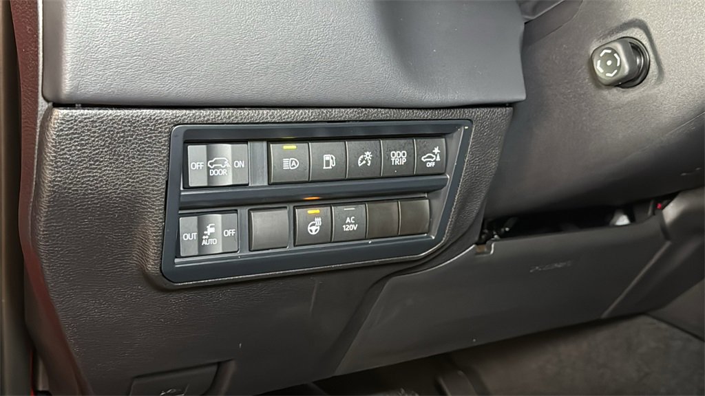 Used 2025 Toyota Sequoia Platinum image 32