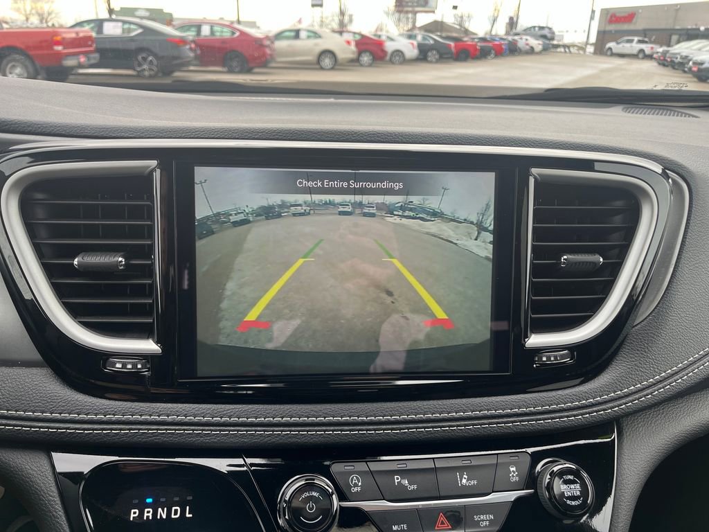 Used 2025 Chrysler Pacifica Select image 27