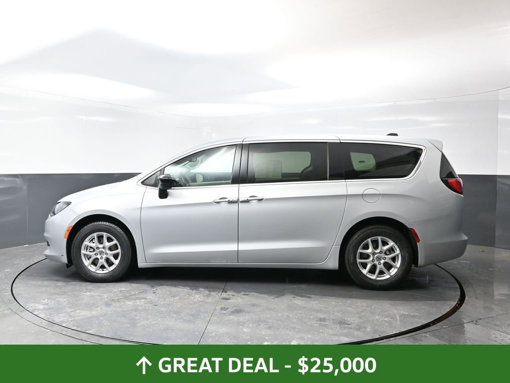 Used 2024 Chrysler Voyager LX image 11