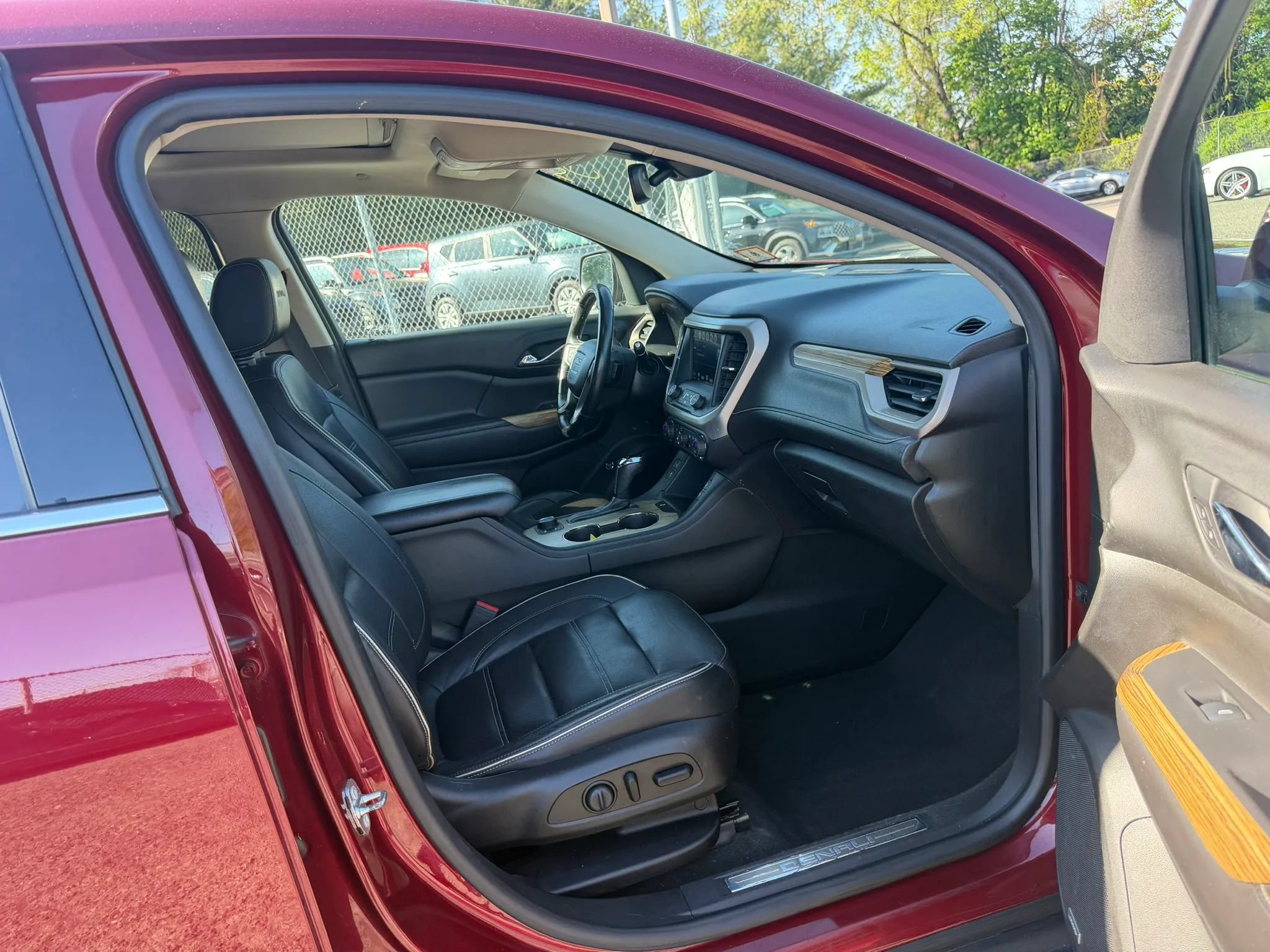 Used 2017 GMC Acadia Denali w/ Technology Package AWD/4WD image 27