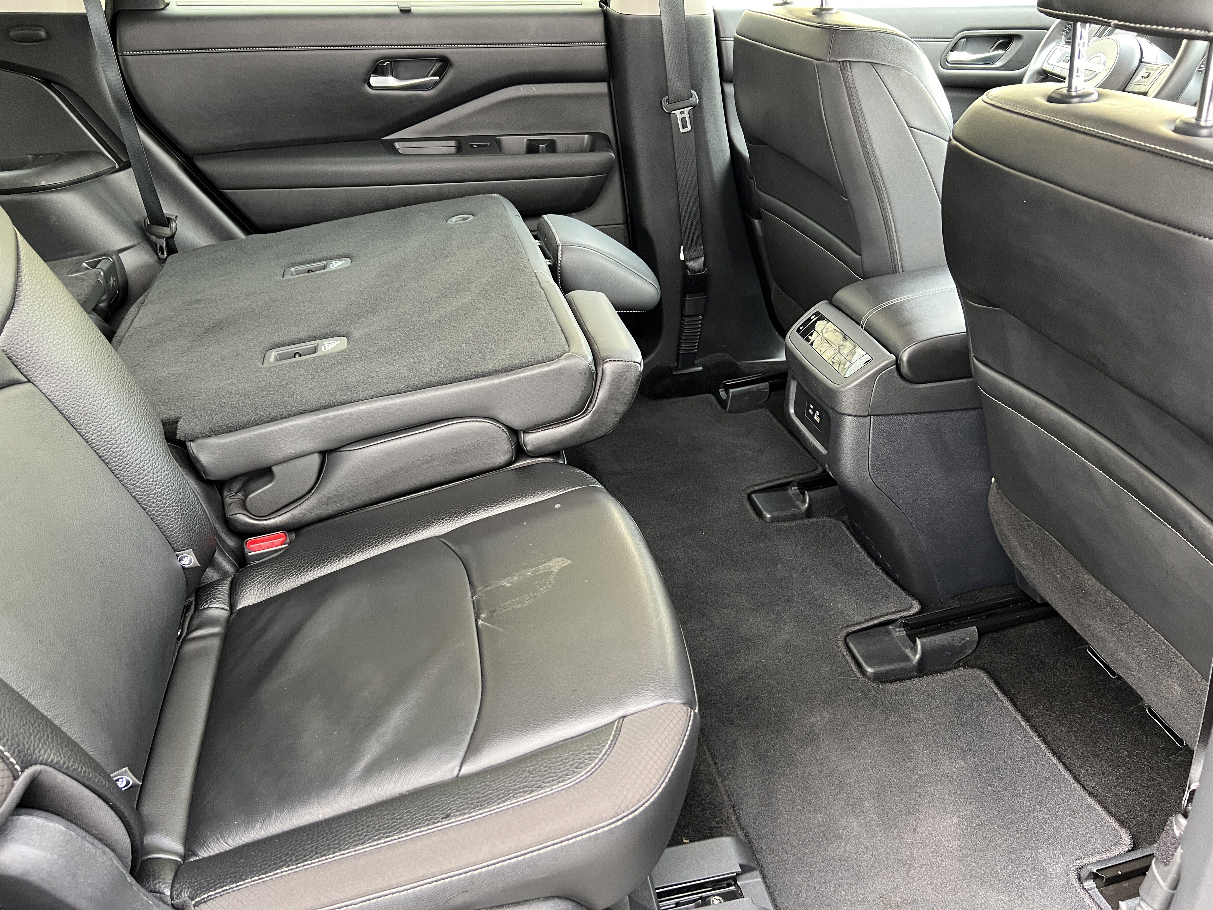 Used 2025 Nissan Pathfinder SL AWD/4WD image 24