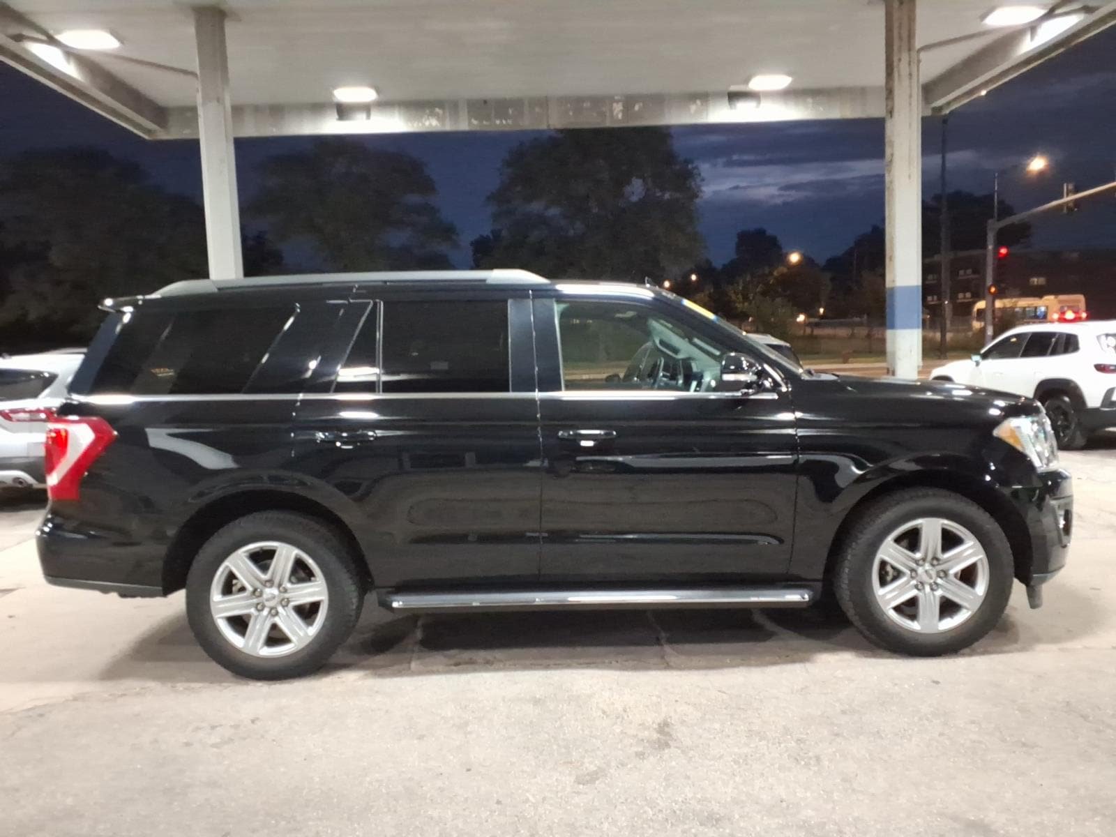 Used 2018 Ford Expedition XLT w/ Equipment Group 202A AWD/4WD image 2