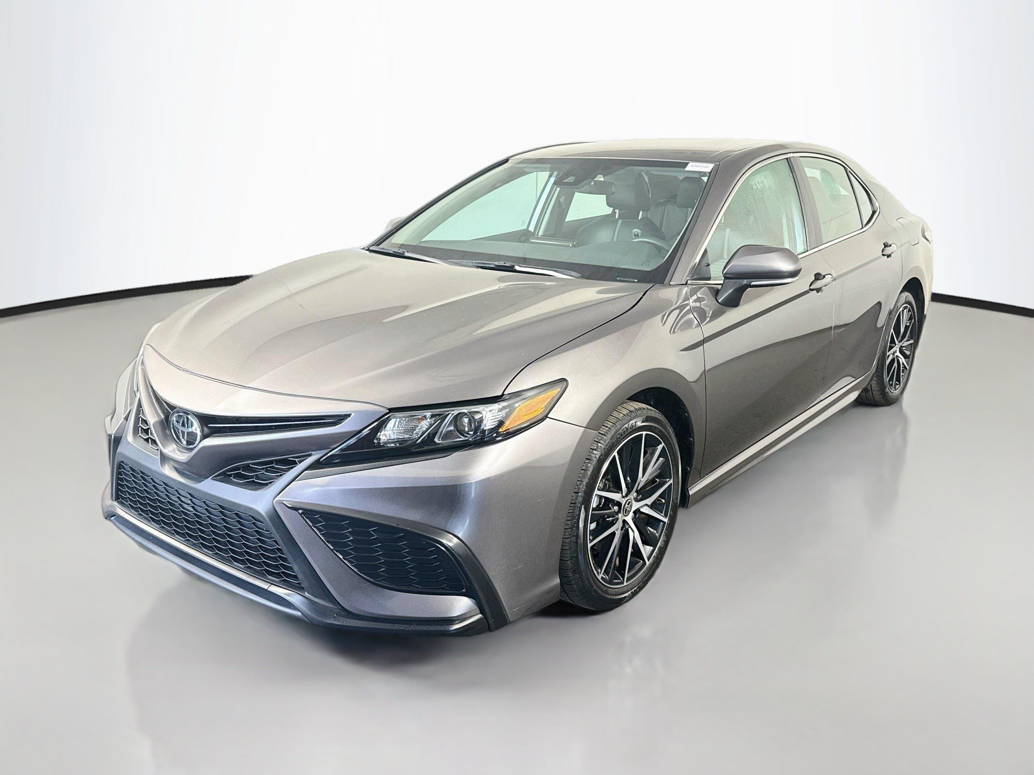 Used 2024 Toyota Camry SE FWD image 4
