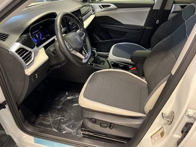 Certified 2025 Volkswagen Taos SE image 6