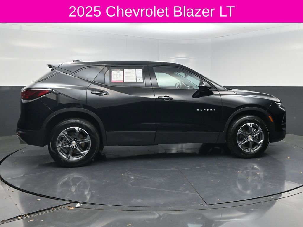 Used 2025 Chevrolet Blazer LT FWD image 4