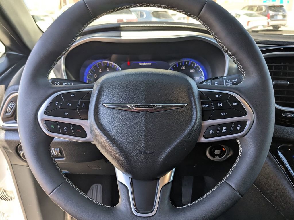 Used 2025 Chrysler Pacifica Select image 16