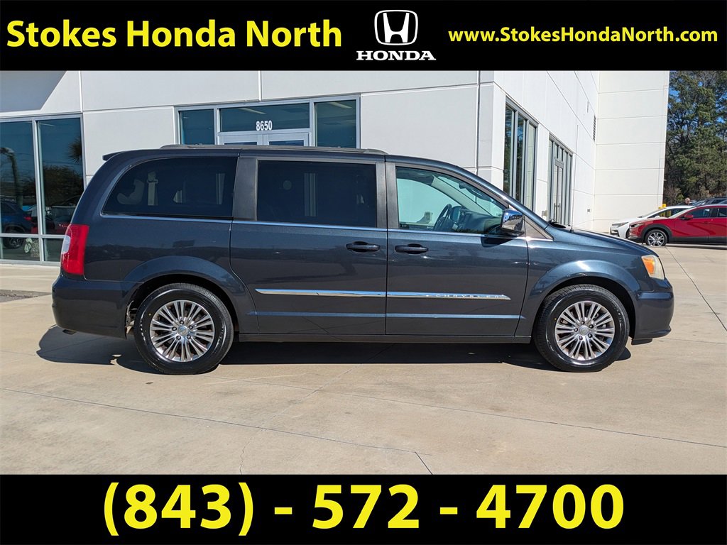 Used 2014 Chrysler Town & Country Touring-L image 3