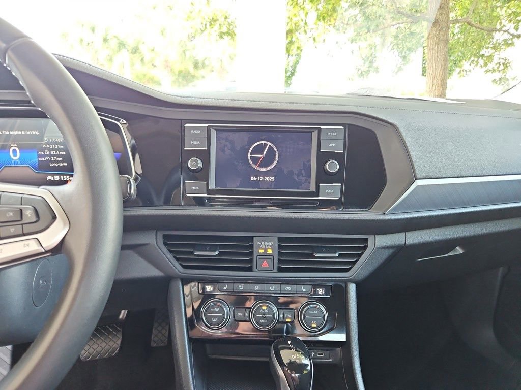 Used 2024 Volkswagen Jetta SE image 19