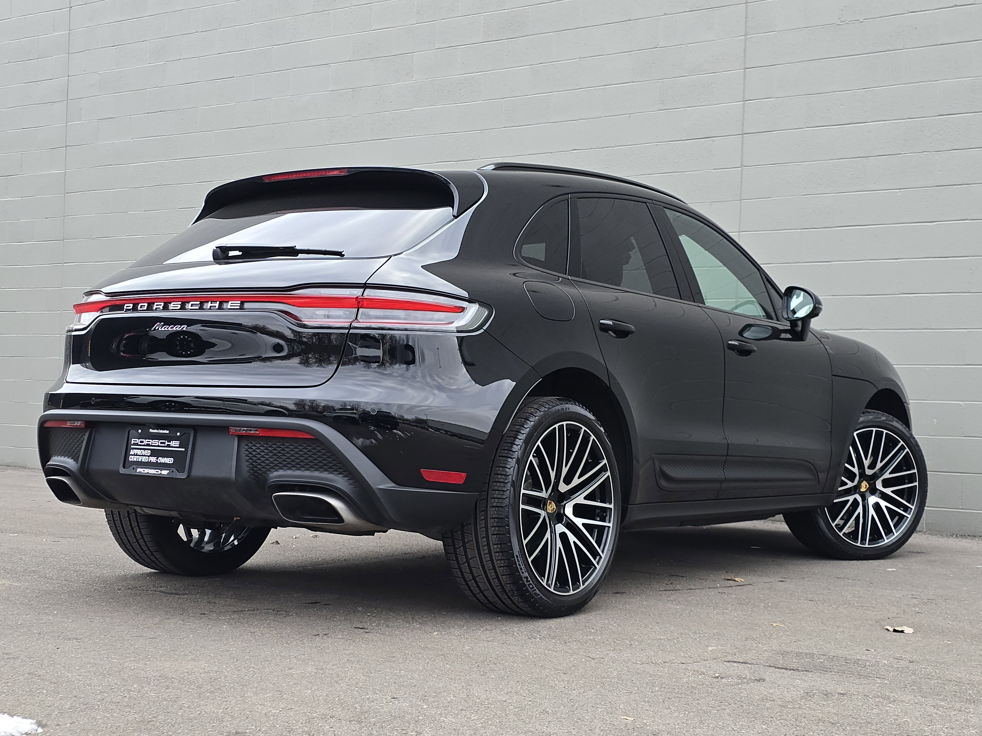 Certified 2025 Porsche Macan image 9