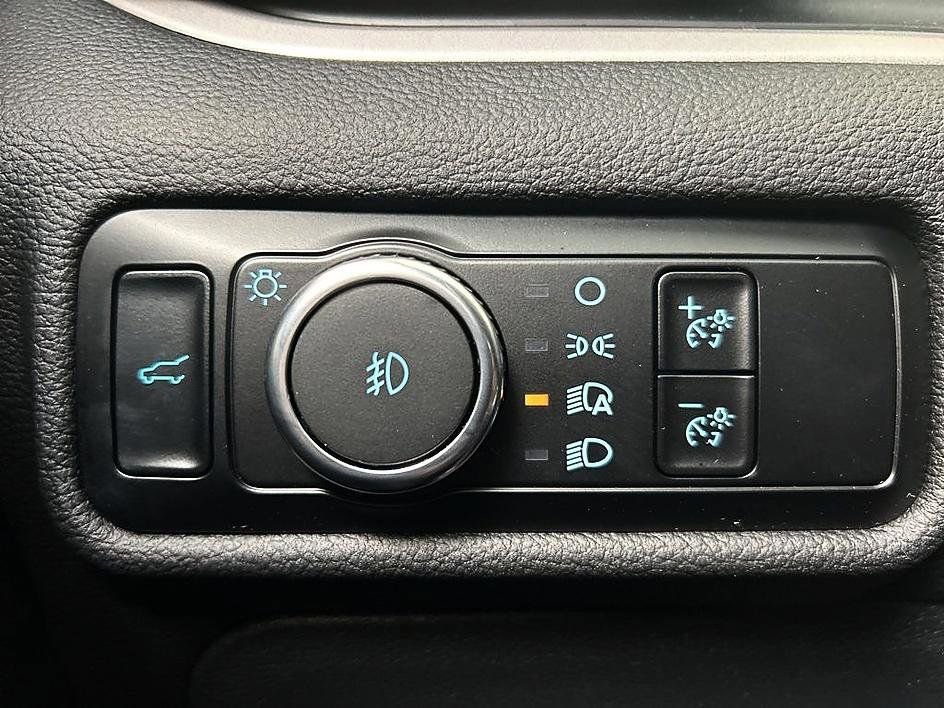 Used 2023 Ford Explorer XLT w/ Equipment Group 202A AWD/4WD image 16