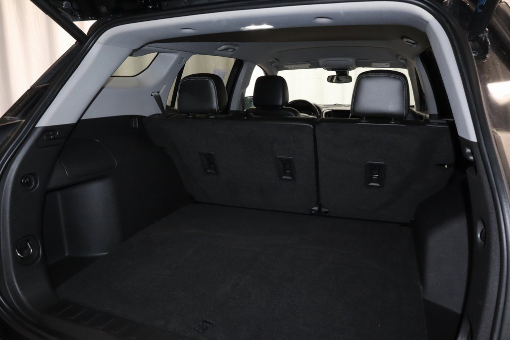 Used 2022 GMC Terrain SLT w/ LPO, Floor Liner Package image 15