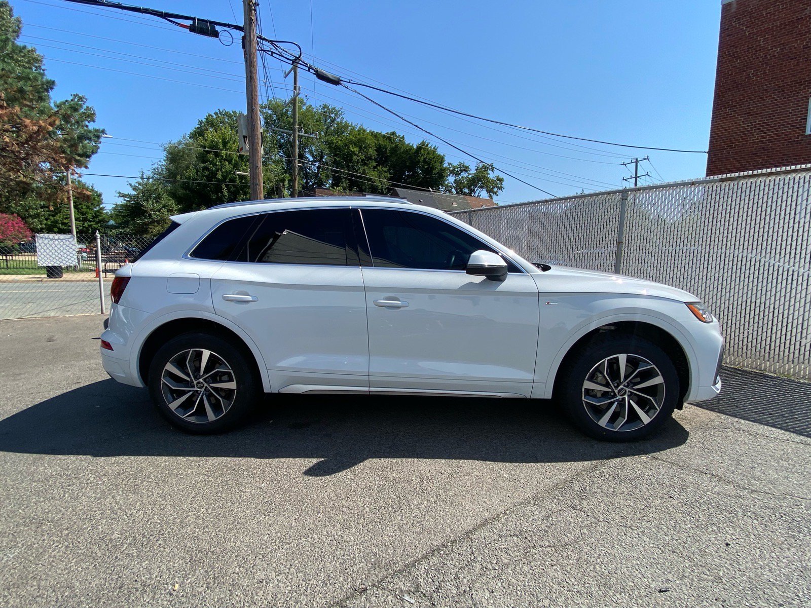 Used 2023 Audi Q5 2.0T Premium w/ Convenience Package AWD/4WD image 2