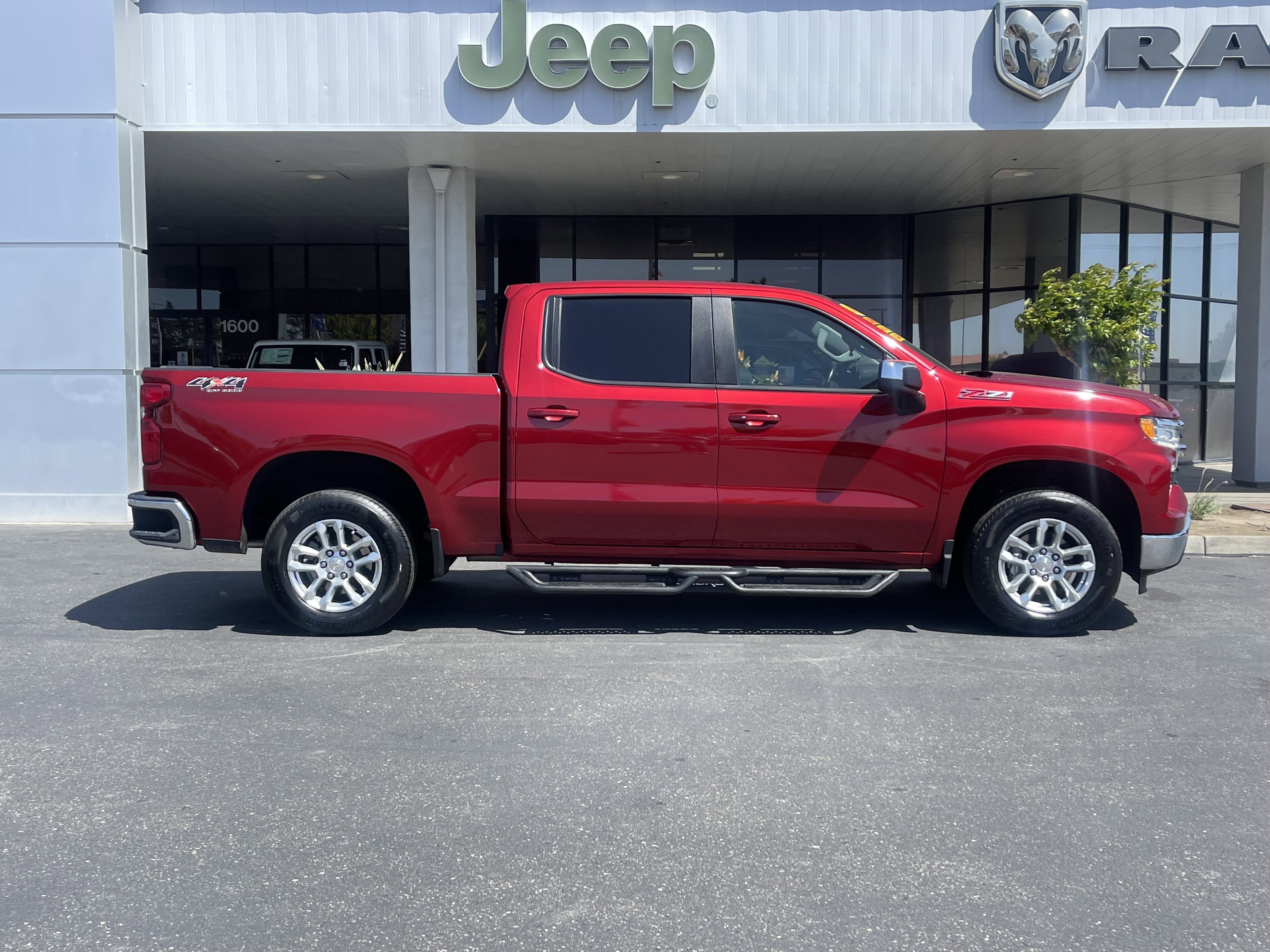 Used 2023 Chevrolet Silverado 1500 LT AWD/4WD image 5
