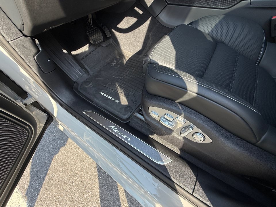 New 2026 Porsche Macan Turbo AWD/4WD image 25
