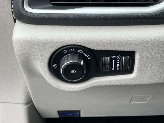 Used 2023 Chrysler Pacifica Touring-L AWD/4WD image 31