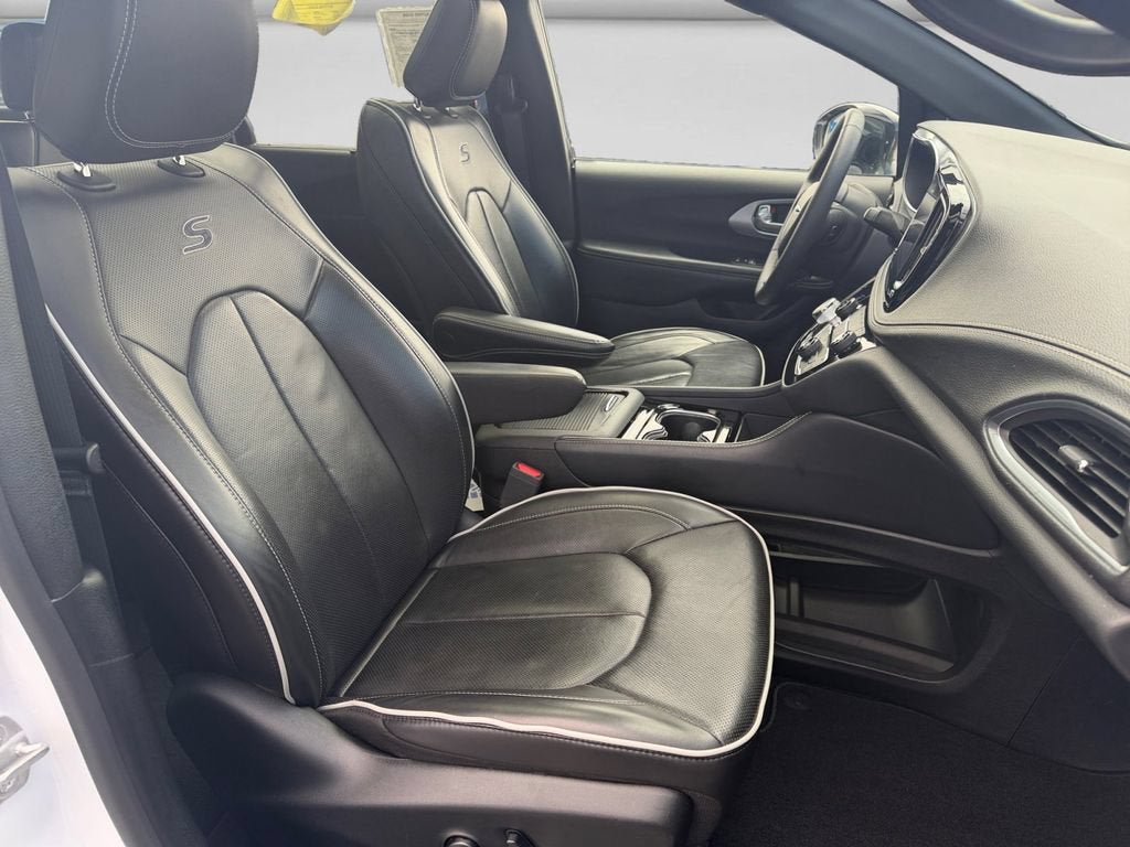 Used 2025 Chrysler Pacifica Limited FWD image 15