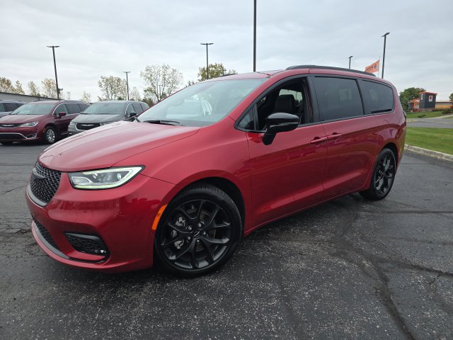 Used 2025 Chrysler Pacifica Limited FWD image 2