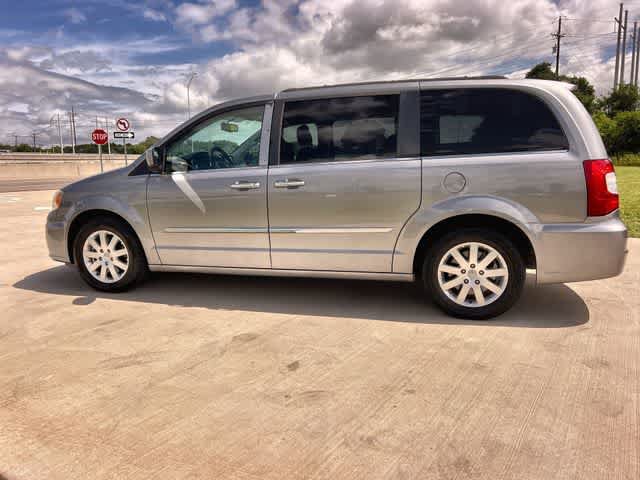 Used 2015 Chrysler Town & Country Touring w/ Driver Convenience Group FWD image 4