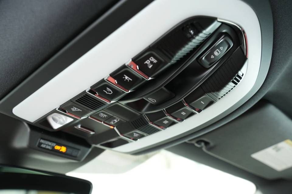 Certified 2025 Porsche Macan AWD/4WD image 36