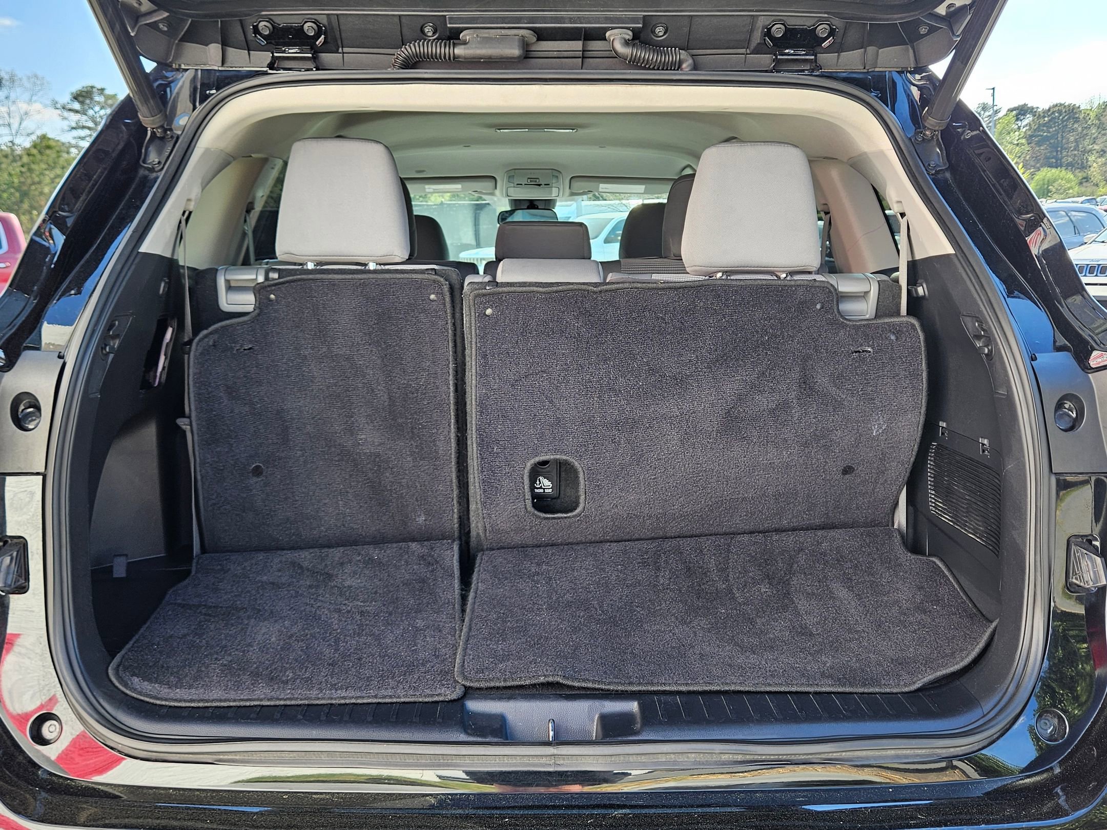 Used 2020 Toyota Highlander LE image 30