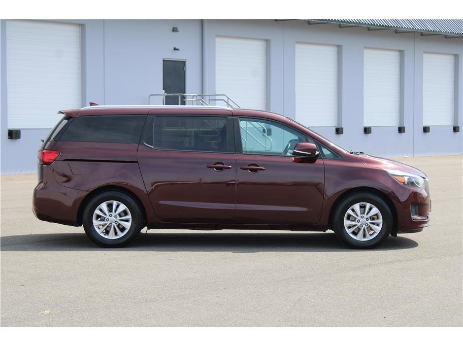 Used 2017 Kia Sedona LX w/ LX Essentials Premium Package FWD image 4