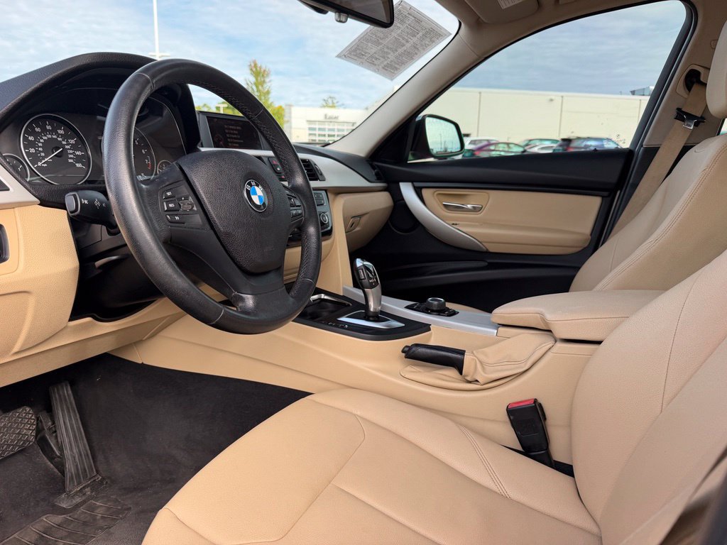 Used 2017 BMW 320i xDrive Sedan AWD/4WD image 4