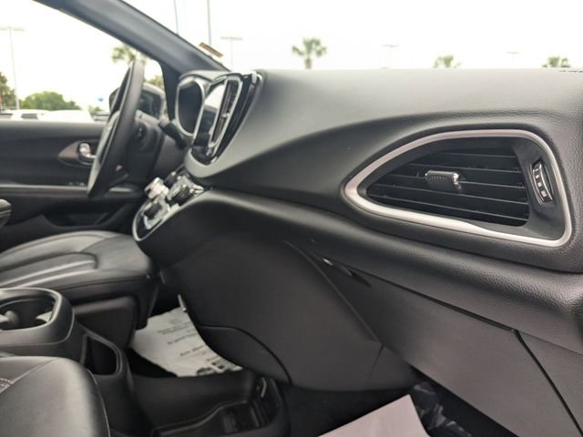 Used 2025 Chrysler Pacifica Select FWD image 32