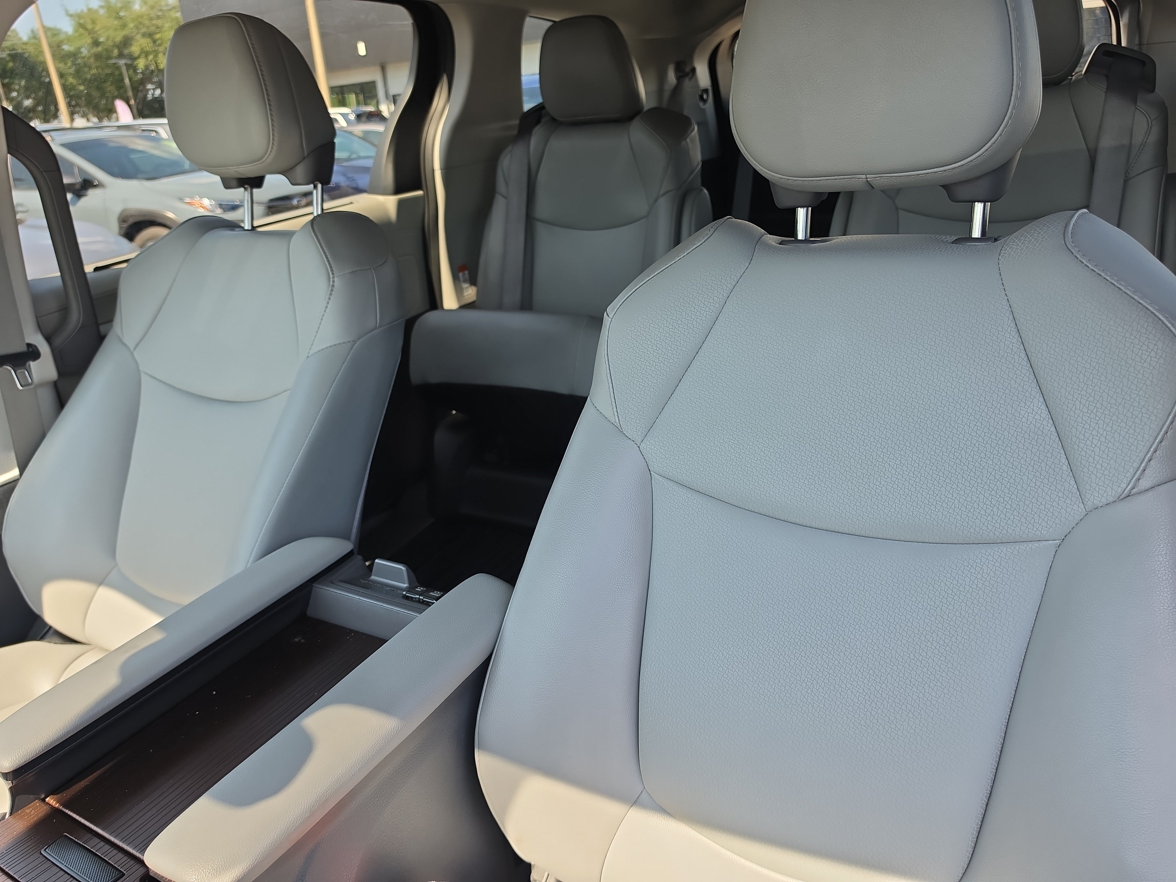 Used 2022 Toyota Sienna XLE FWD image 22