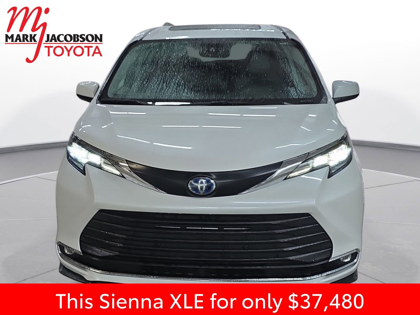 Used 2024 Toyota Sienna XLE image 3