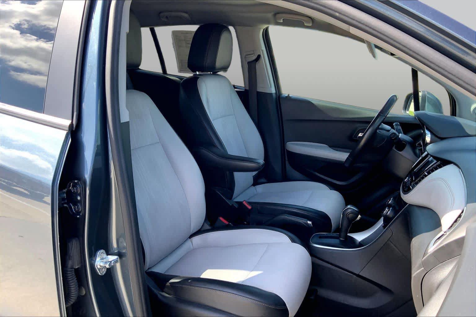 Used 2022 Chevrolet Trax LT w/ LT Convenience Package AWD/4WD image 9