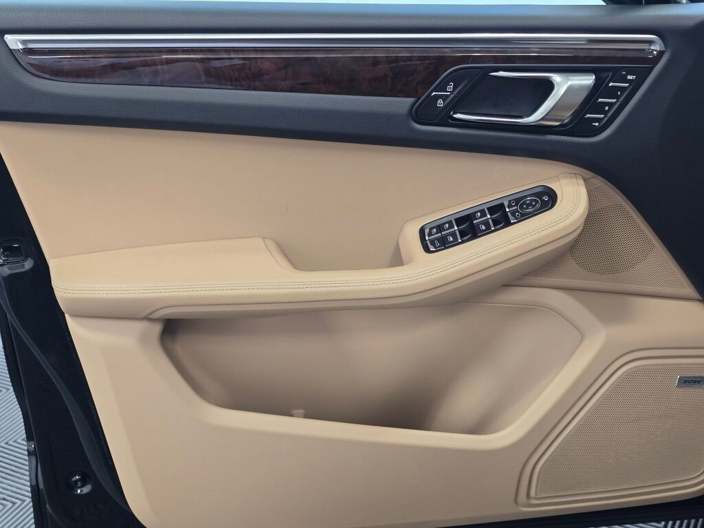 Certified 2025 Porsche Macan image 41