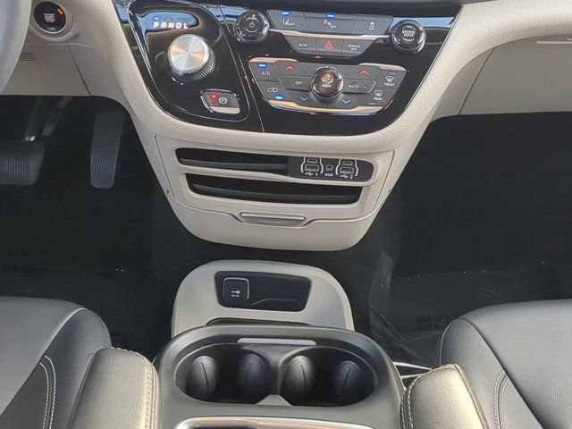 Used 2024 Chrysler Pacifica Limited FWD image 18