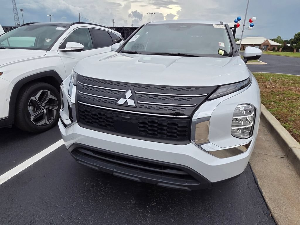Used 2024 Mitsubishi Outlander ES FWD image 3