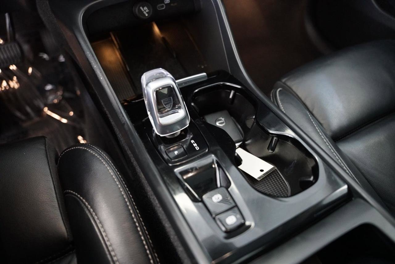 Used 2023 Volvo XC40 B4 Ultimate FWD image 11