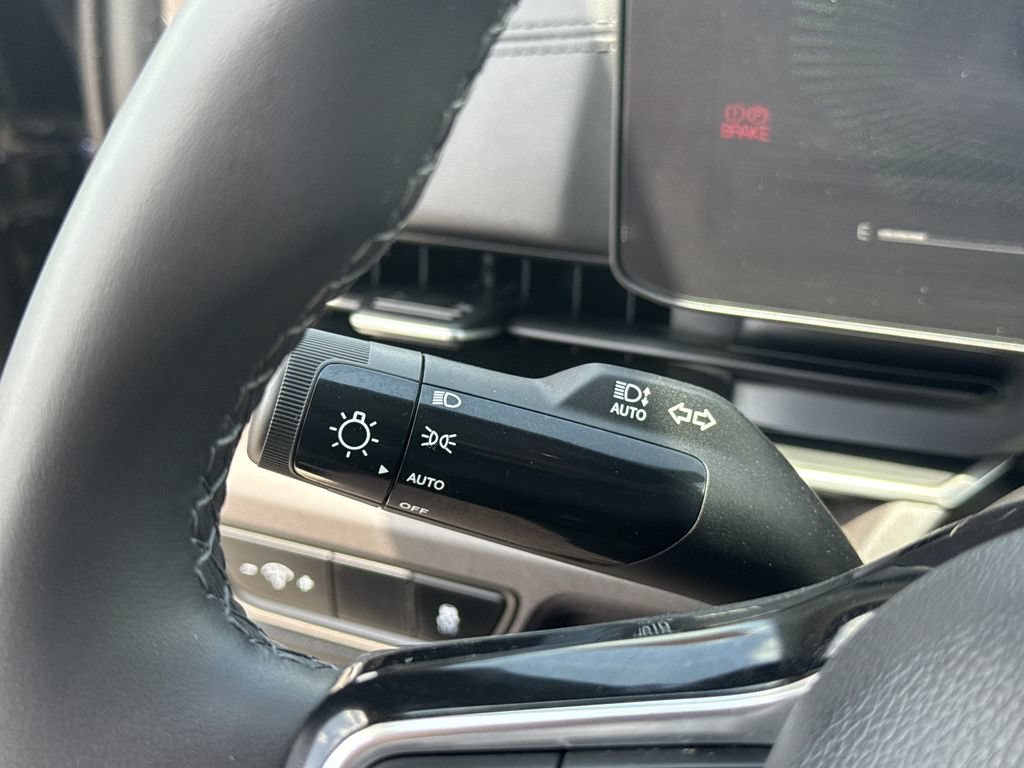 Used 2025 Kia Carnival EX FWD image 28