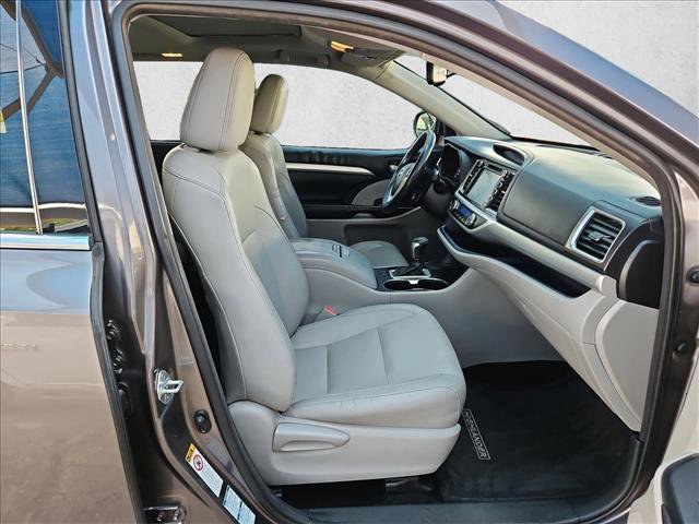 Used 2016 Toyota Highlander XLE AWD/4WD image 28