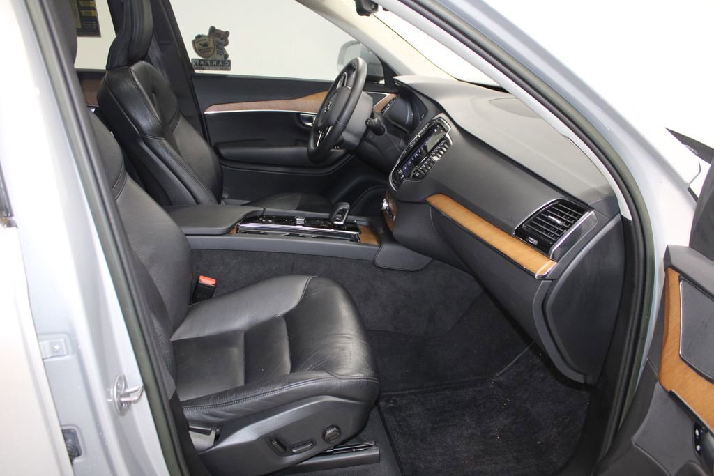 Used 2023 Volvo XC90 B5 Plus image 29