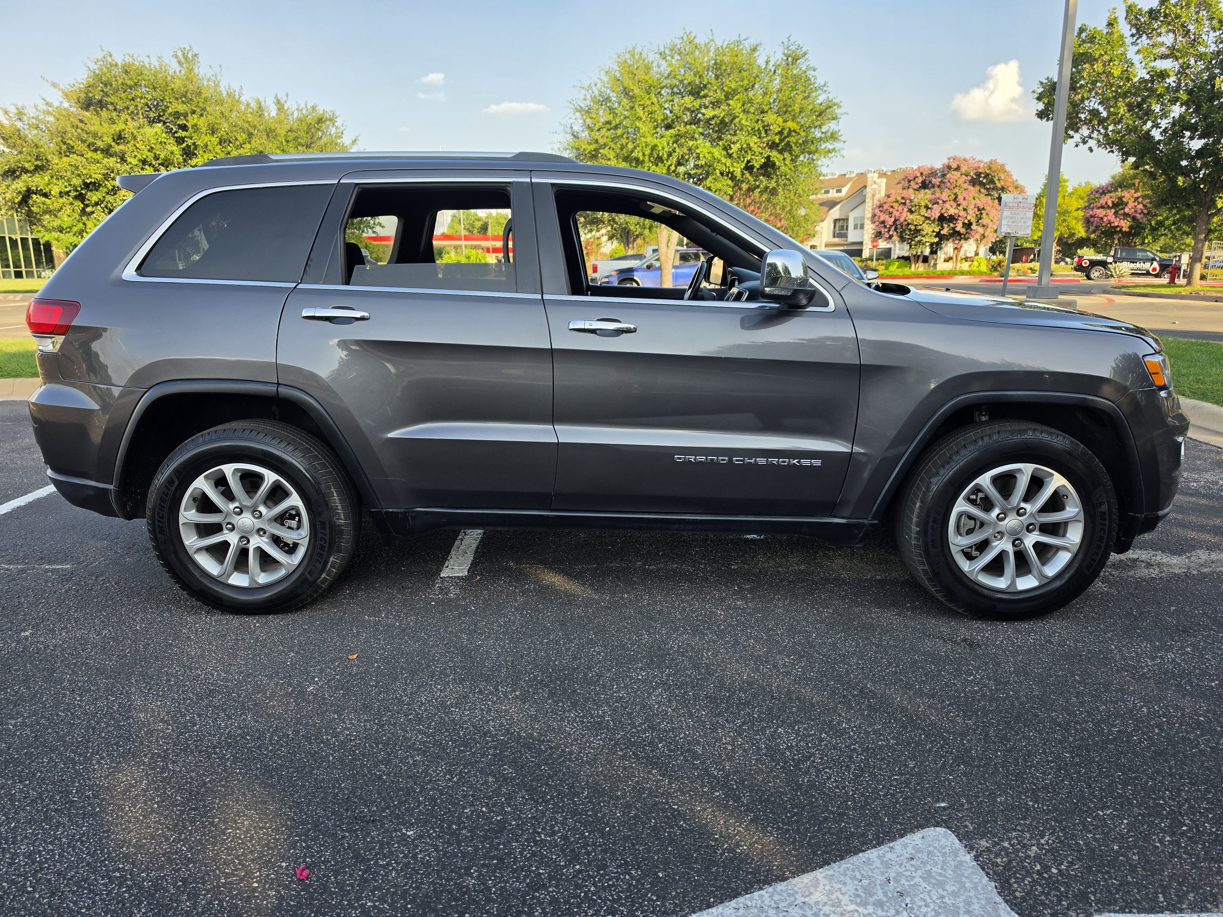Used 2021 Jeep Grand Cherokee Laredo AWD/4WD image 8