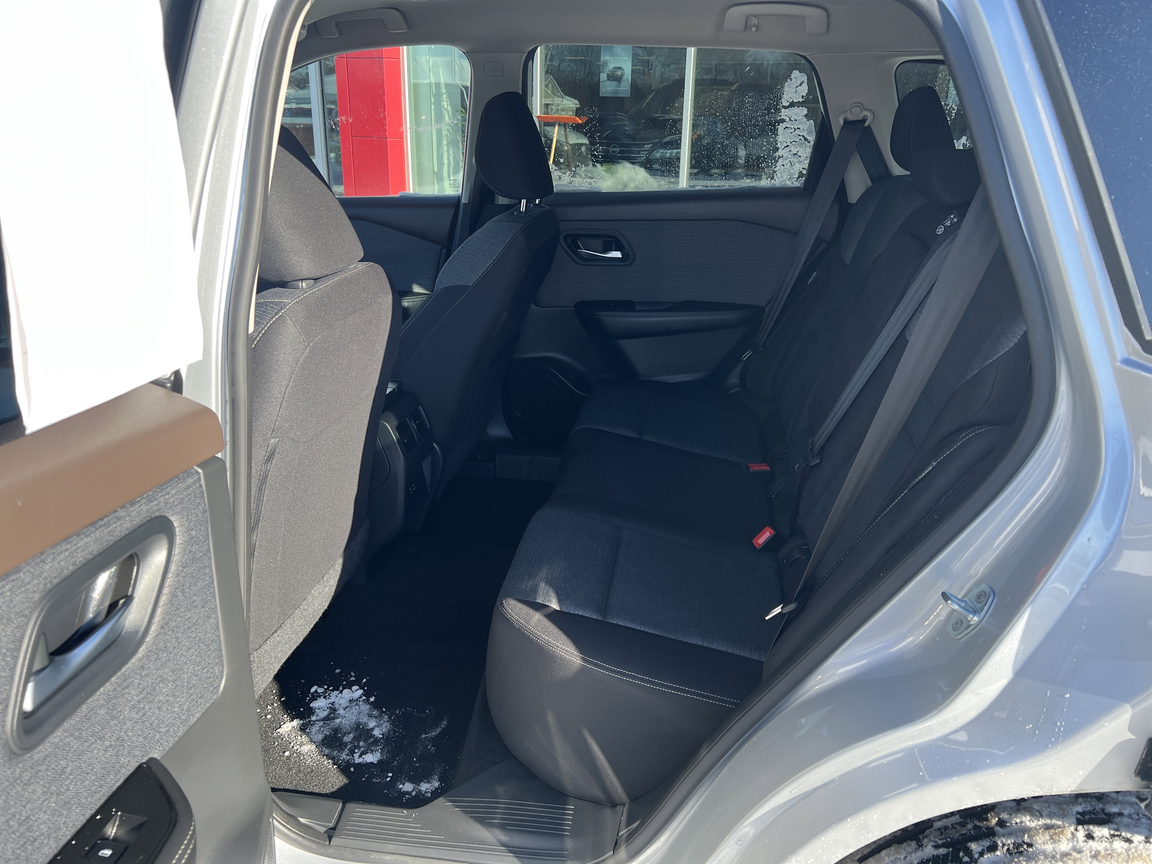 Used 2023 Nissan Rogue SV image 6