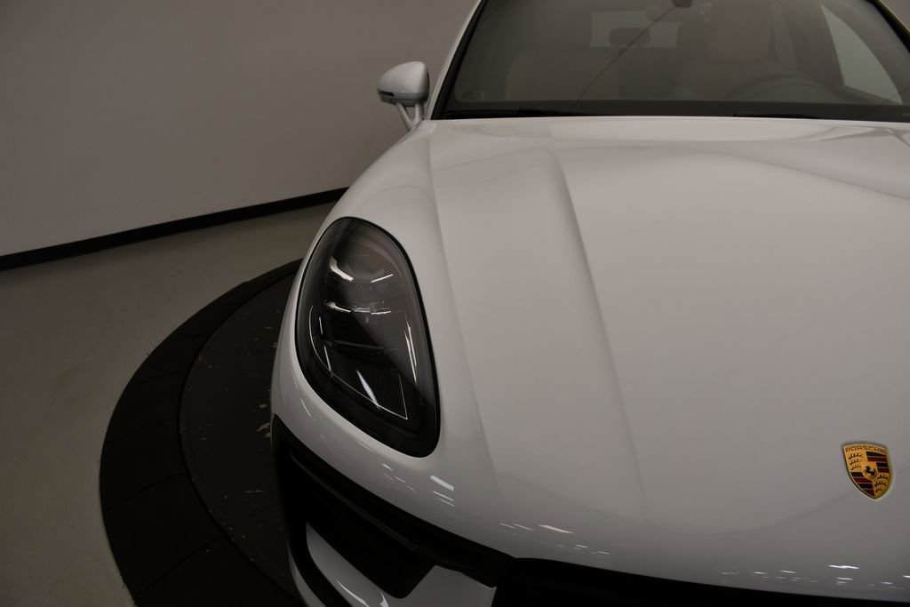 Certified 2025 Porsche Macan image 14