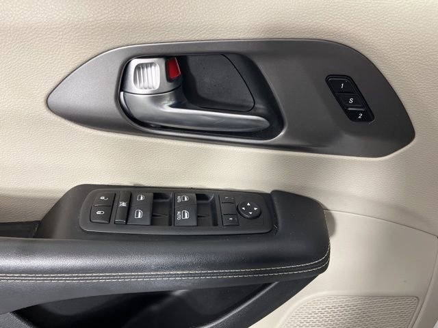Used 2024 Chrysler Pacifica Touring-L FWD image 32