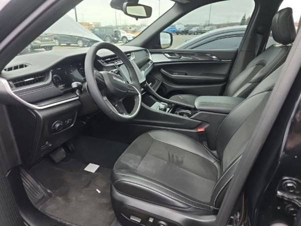 Used 2023 Jeep Grand Cherokee Altitude image 9