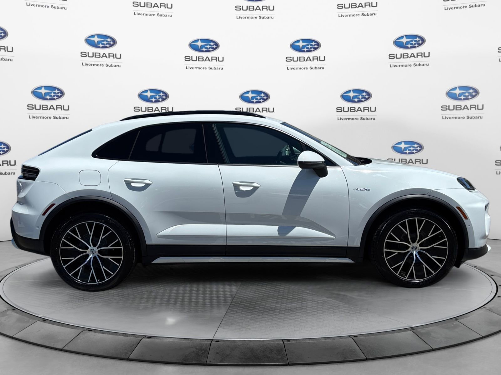 Used 2025 Porsche Macan 4 Electric AWD/4WD image 6