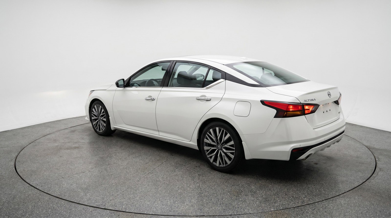 Used 2025 Nissan Altima 2.5 SV FWD image 6